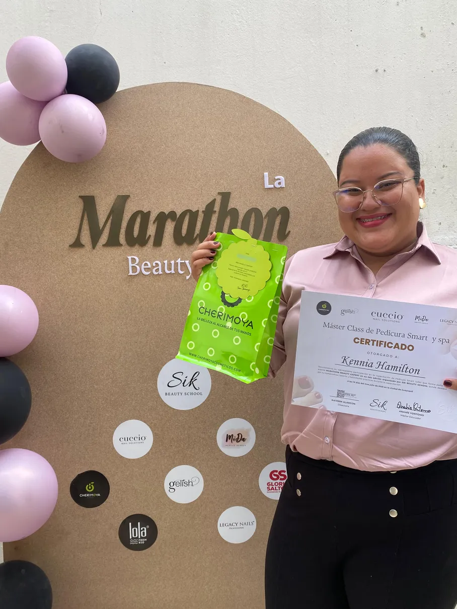 Alumna con su certificado de la Maratón