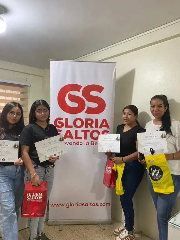 Alumnas certificadas junto a Gloria Saltos